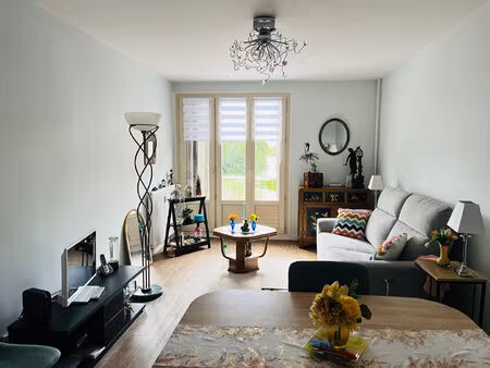 à vendre à la flèche  venez découvrir cet appartement de 3 pièces idéalement situé et béné