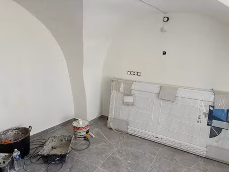 location commerce 2 pièces 37 m² à eyguières (13430)