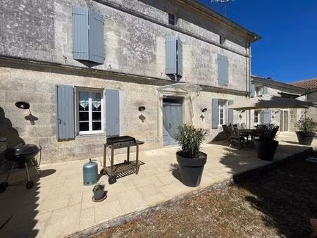 propriété charentaise de caractère – volumes exceptionnels – terrain clos de murs – à 10 m