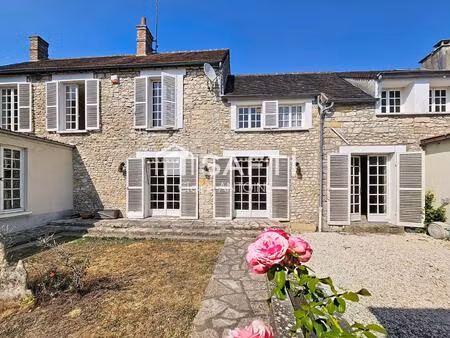 maison familiale avec logement indépendant et grand garage.
