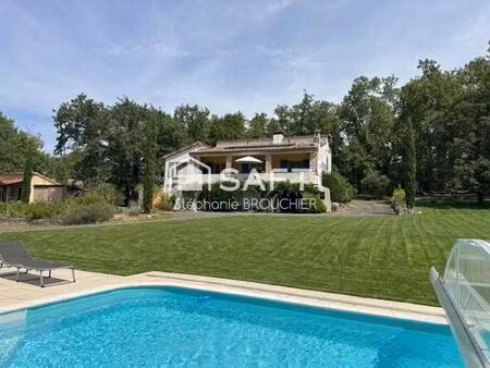 maison sur un beau terrain avec piscine