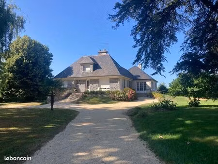 maison dans un parc arboré à vendre