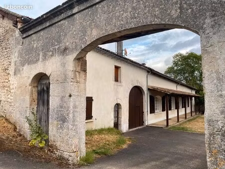maison avec dépendances - corps de ferme à 10 mn d'angoulême