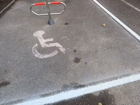 place de parking xl de 18m² au sol sécurisée par arceau
