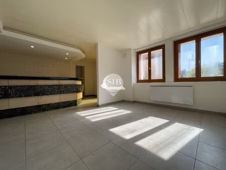 f2 - loyer 770 € + 40 €