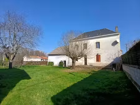 vaste maison de caractère à vendre. idéale pour une activité de chambres d'hôtes  hôtel ou