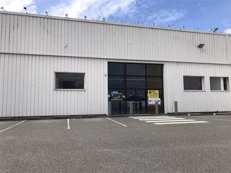 location commerce jardres 1 240 m²