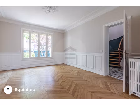 maison individuelle de 265m2  avec terrasses et jardin  situ