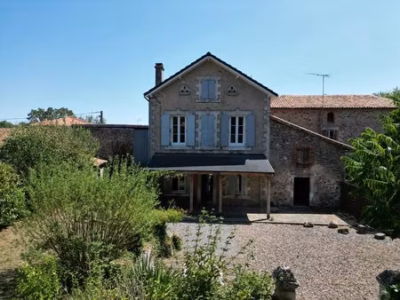 maison spacieuse de 4 à 5 chambres  cuisine équipée  grands jardins