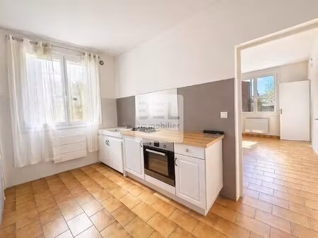maison de village dotée d'un cour intérieure