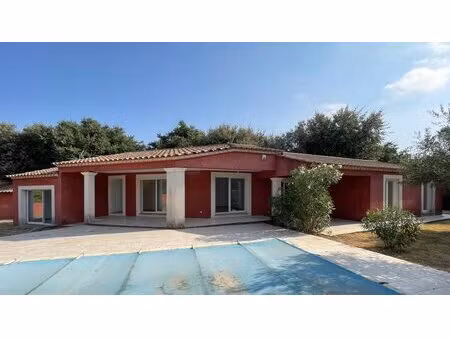 a 10 minutes d'uzès  maison de plain-pied avec jardin  piscine  pool-house
