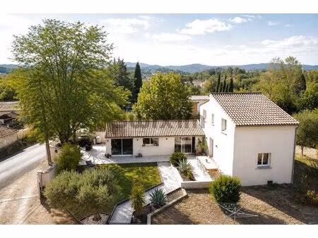 maison familiale rénovée avec vie de plain-pied et terrain arboré
