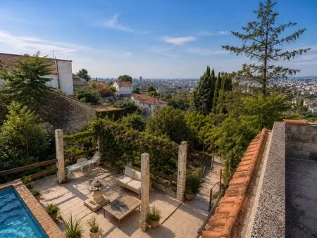 ? maison individuelle entièrement à rénover avec piscine et vue panoramique sur marseille.