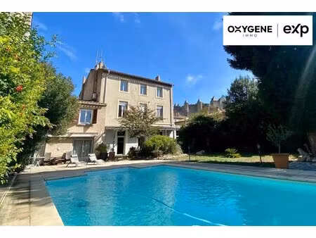 grande maison de caractère avec dépendances et jardin.