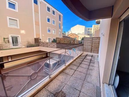 location appartement 2 pièces 39m2 hyères 83400 - 695 € - surface privée