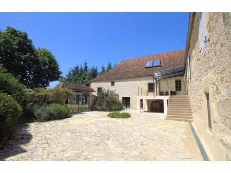 dans un bourg avec commerces et services  belle propriété équestre à vendre avec...