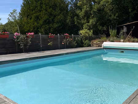 grande maison avec piscine et grand terrain