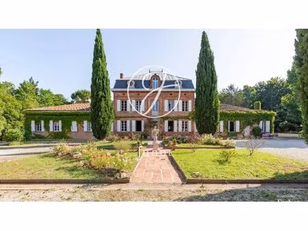toulouse - haute-garonne - château xviiiᵉ avec activité existante – 684 m² – parc clos 1 4