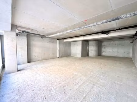 vente commerce saint laurent du var 06700 90m²