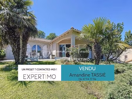 à vendre villa lumineuse avec piscine  vue dégagée et beaux extérieurs