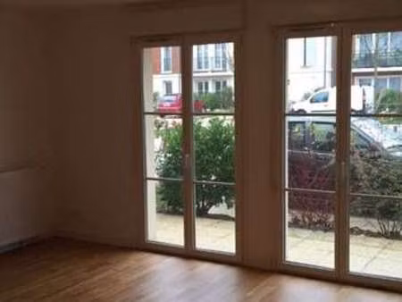 location appartement 3 pièces à neauphle-le-château (78640) : à louer 3 pièces / 70m² neau