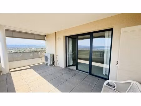 t3 61 m² saint-raphaël  terrasse vue mer et piscine en rooftop