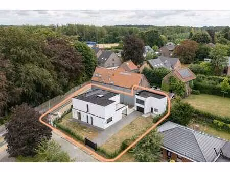 recente en ruime vernieuwbouwwoning met bijgebouw in korb...