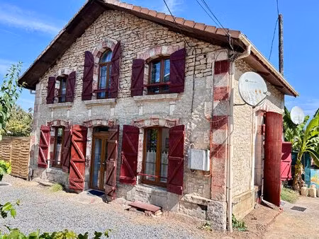 maison de caractère rénovée avec cour et garage  à distance de marche du centre-ville.