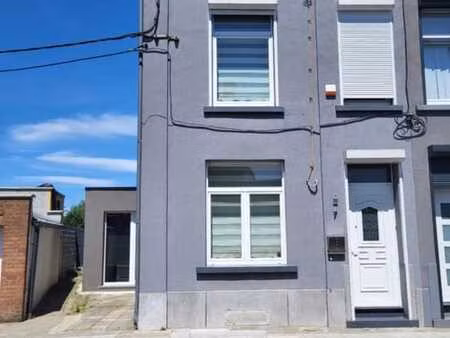 très belle maison d'habitation avec jardin.