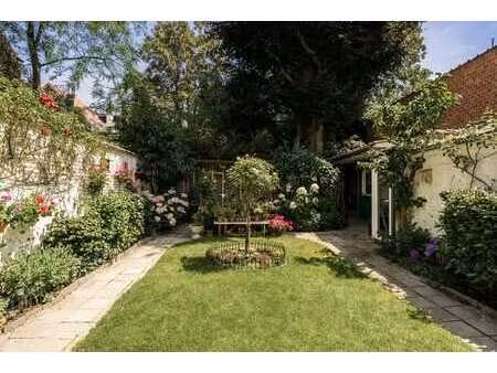 appartement unique de plain-pied avec jardin  situé dans un