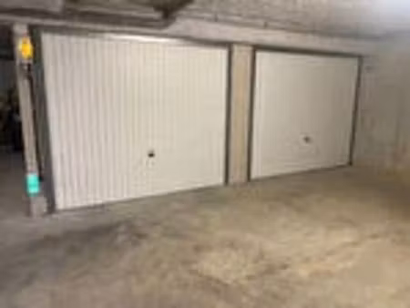 location parking 30 m² à cuers (83390)  250 €
