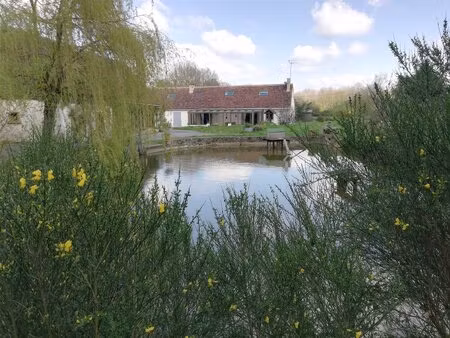 perche sarthois : longère avec dépendances sur 1 ha de terrain piscinable