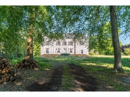 à 1 h 30 de paris  à l'orée d'un village de la petite sologne  un château de famille ...