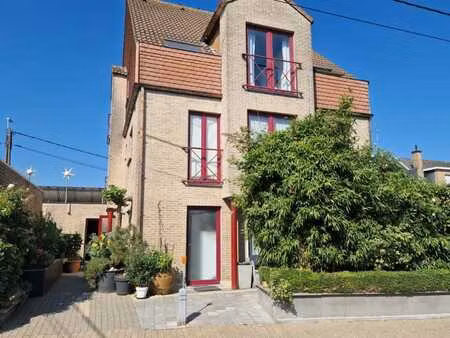 mooi duplexappartement te huur met 2 slaapkamers en autos...