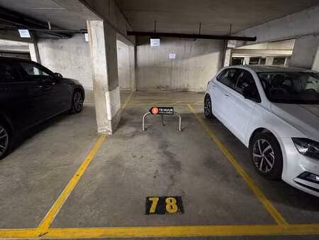 binnenautostaanplaats te huur in de haan.