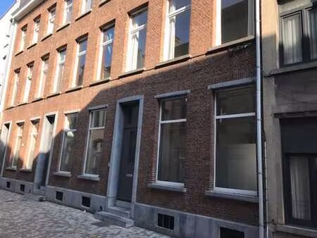 ruime woning (3 slk) met terras en 1 autostaanplaats