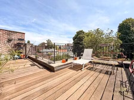 duplex lumineux avec vaste terrasse et parking sécurisé
