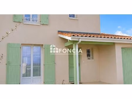 maison familiale avec jardin dans un quartier pavillonnaire
