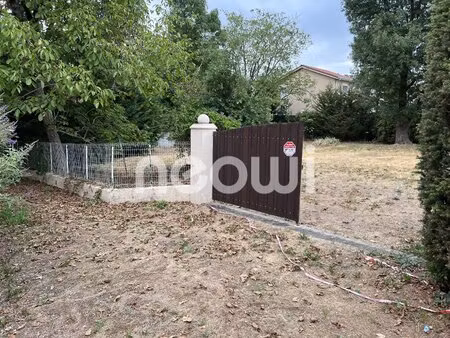 terrain plat et arboré constructible
