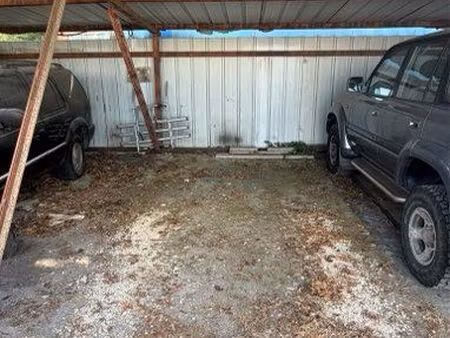 places de parking gardée sous abri