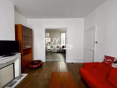 proche centre ville - maison d'environ 130m² avec cour