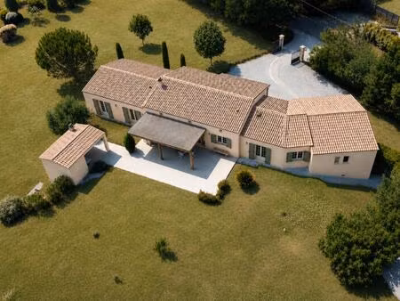 plazac- elégante maison  entièrement de plain-pied. vue à couper le souffle sur la vallée!