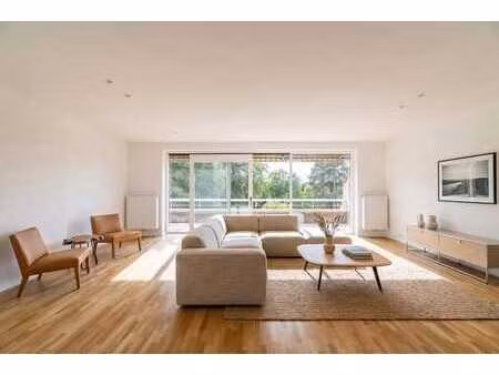 vert chasseur - duplex-penthouse rénové avec terrasse