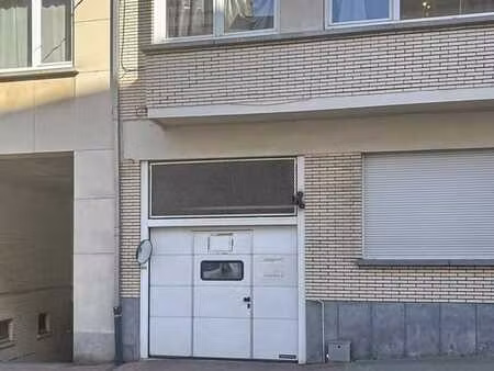 confortable garage box fermé 1 v. quartier montgomery