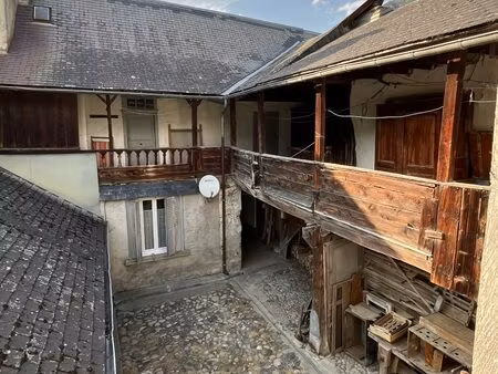 ancien corps de ferme avec dependances et garage