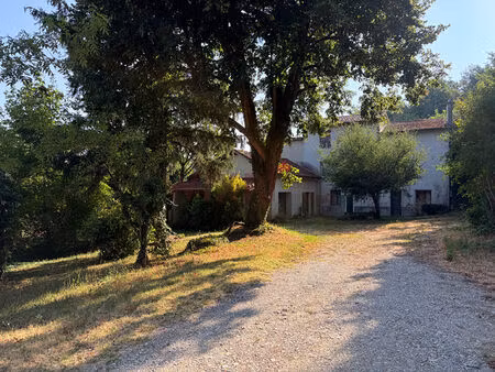 a vendre ferme de 190m² avec terrain de 11000m²