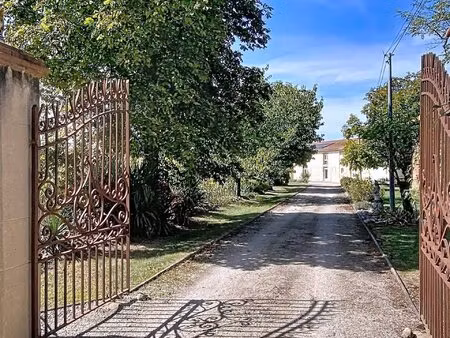 exclusivité : corps de ferme avec dépendances