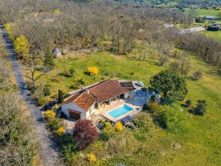 maison avec piscine située dans un bel environnement privilégié avec une vue imprenable ..
