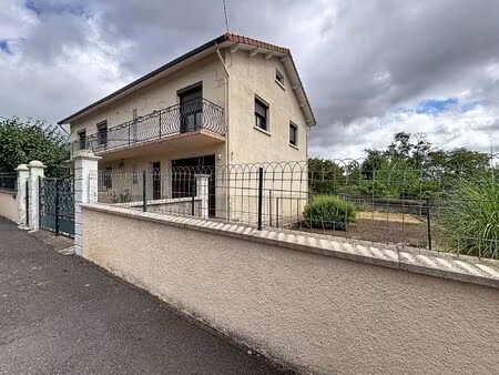 maison traditionnelle avec beaux volumes dans un environnement c