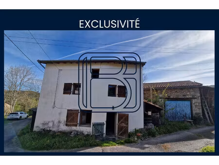 ensemble de plusieurs habitations avec dependances a renover